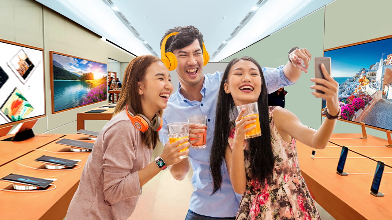 Three friends taking selfies at a tech shop; image used for HSBC Vietnam Credit Card 0% Instalment Plan page.
