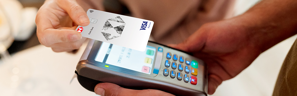 Thẻ tín dụng đang cầm trên tay; hình ảnh sử dụng cho bài viết Cách sử dụng thẻ tín dụng của HSBC Việt Nam