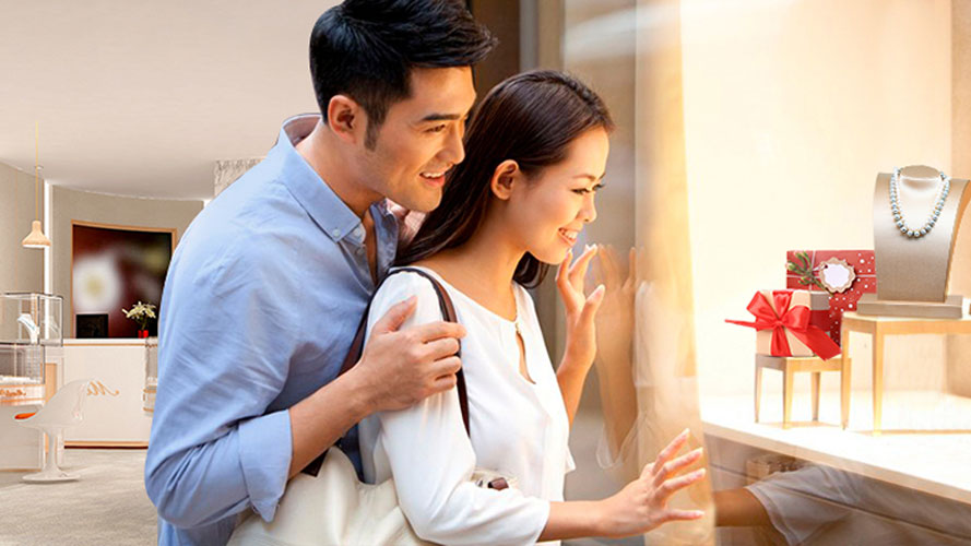 Đôi vợ chồng đang ngắm trang sức; hình ảnh sử dụng cho trang Trả góp 0% lãi suất khi chăm sức sức khỏe và làm đẹp của HSBC Việt Nam