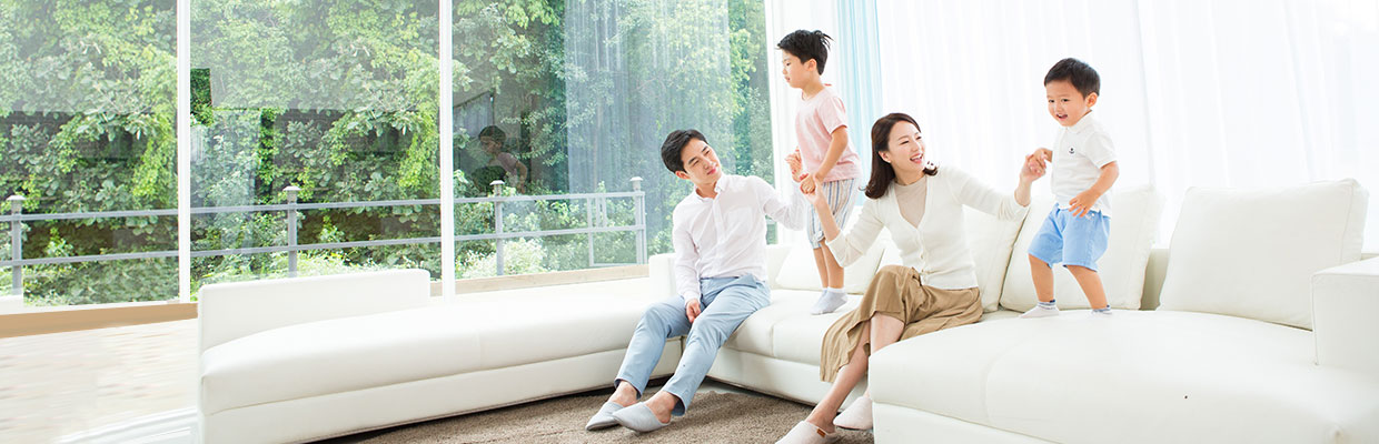 một cặp đôi đang vui mừng trong ngôi nhà mới; hình ảnh sử dụng cho trang Vay HSBC Việt Nam