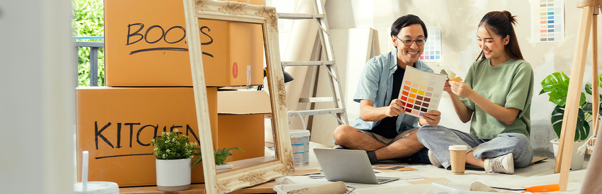 Couple refurnishing house together; image used for HSBC Vietnam Secured Overdraft loan page