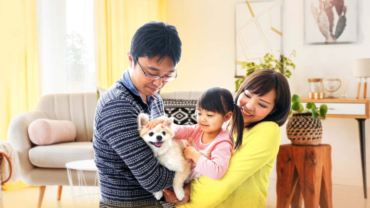 Asian family with a dog; image used for HSBC Vietnam Insurance page
