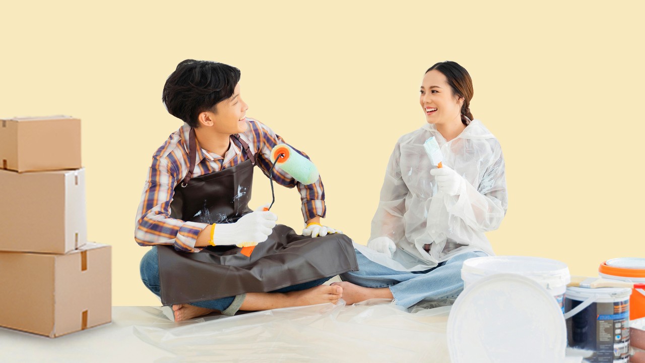 Couple talking on the floor at a new house; image used for HSBC Vietnam Secured overdraft page