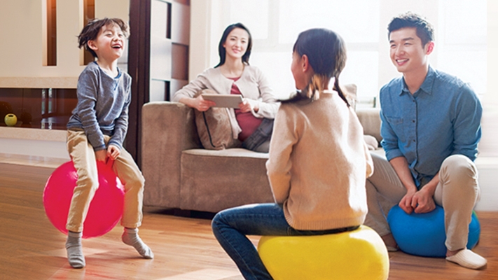 Parents and children at living room; image used for HSBC Vietnam The Good Life Insurance page