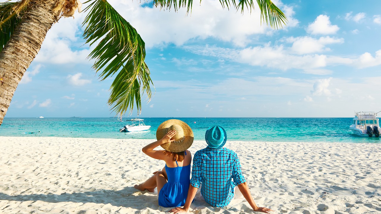Couple at beach; image used for HSBC Vietnam Debit Card Travel and Leisure Offers page