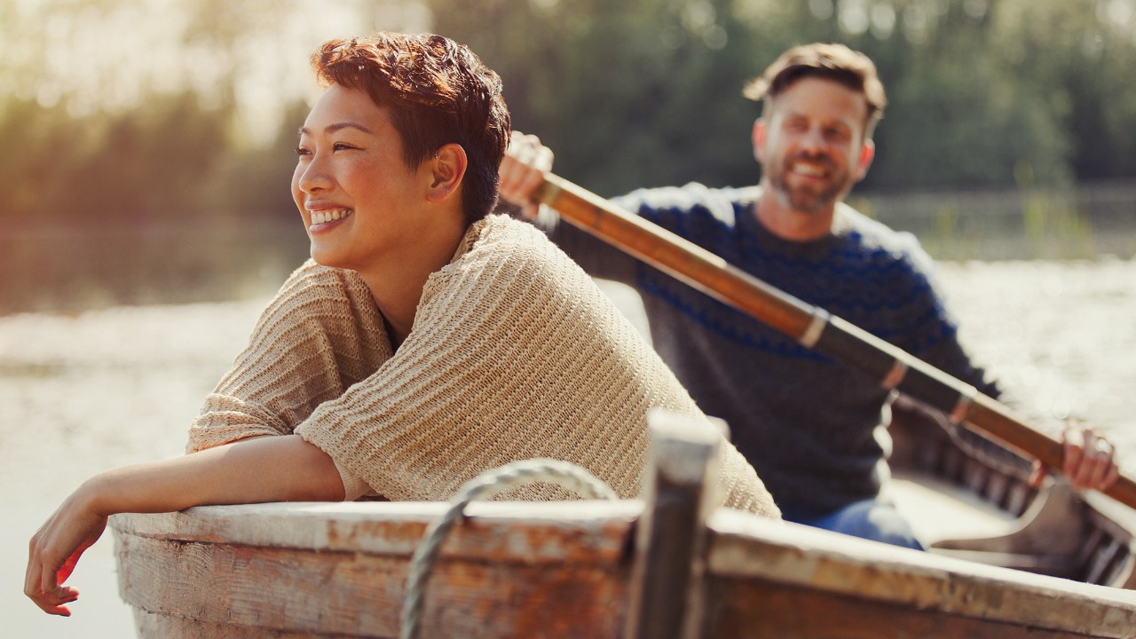 A couple riding a boat; image used for HSBC Vietnam Savings Account page