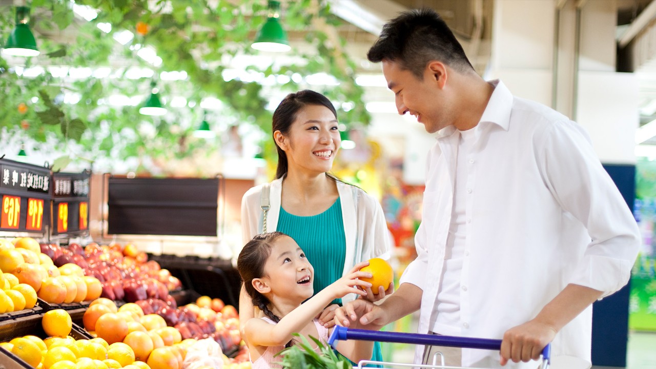 Asian family shopping in grocery store; image used for HSBC Vietnam Visa Cashback Credit Card page