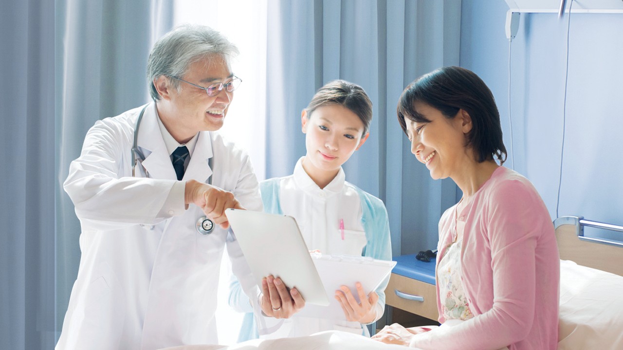 Female patient visiting doctor at hospital; image used for HSBC Vietnam Medical Care Insurance page