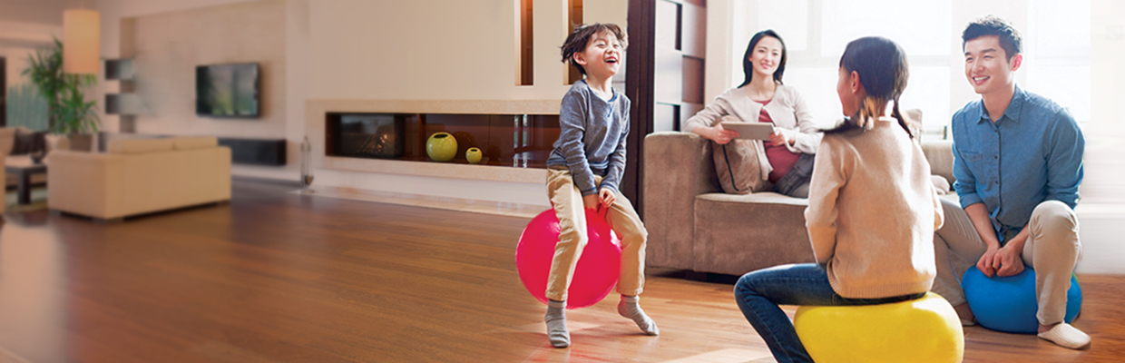 Parents and children at living room; image used for HSBC Vietnam The Good Life Insurance page