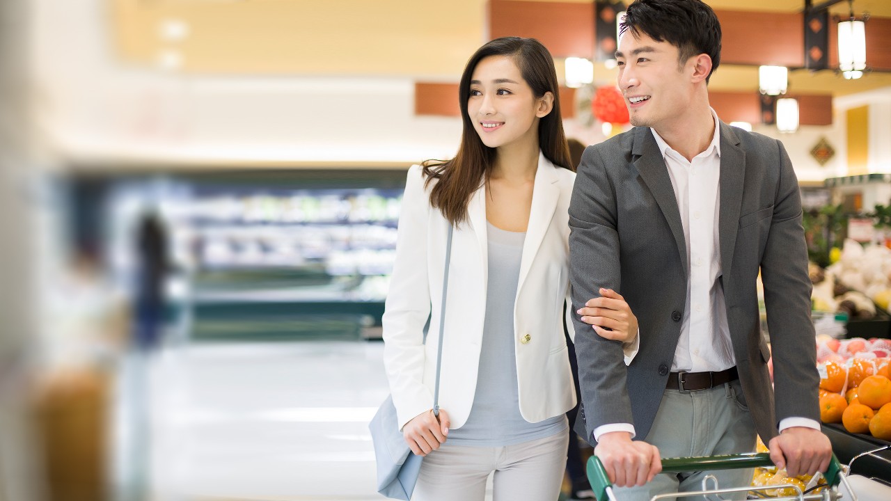 A young couple shopping in a supermarket; image used for HSBC Vietnam Cash Back Reward page.