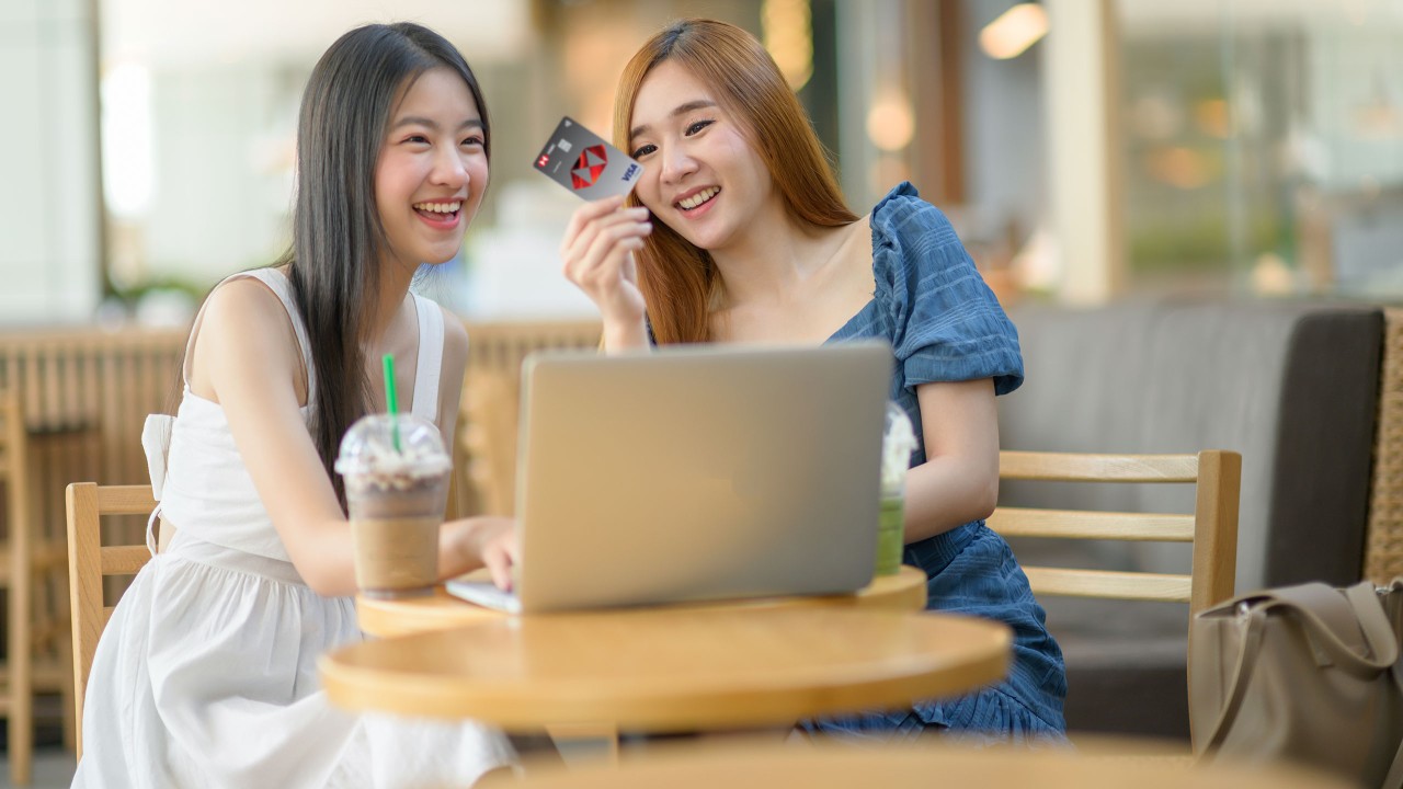 A couple paying for lunch with a credit card; image used for HSBC Vietnam Credit Card page