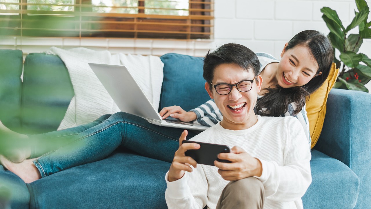 two women enjoying a healthy meal in a restaurant and a phone with samsung pay feature; image used for HSBC Vietnam Samsung pay page