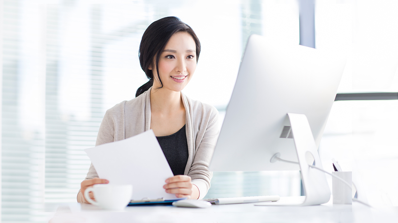 Woman working in office; image used for HSBC Vietnam How to apply for an HSBC credit card online page