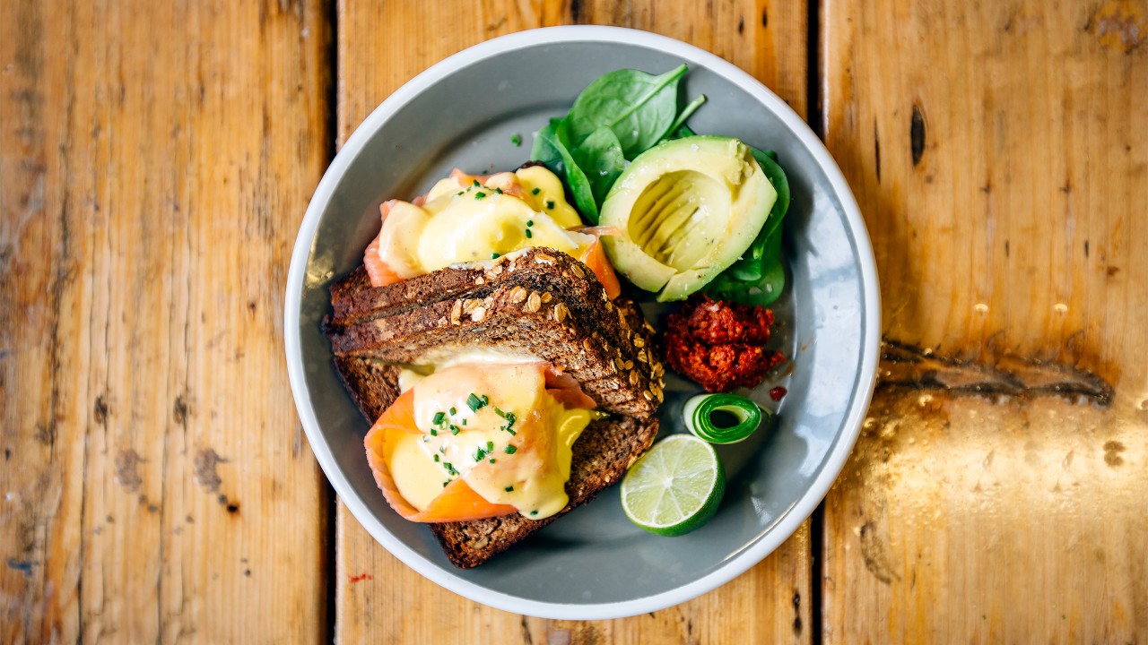 Breakfast set with bread, avocado and salmon eggs benedict; image used for HSBC Vietnam debit card privilege club page