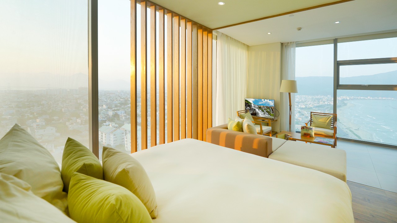 phòng khách đơn giản của Fusion Suites đà nẵng