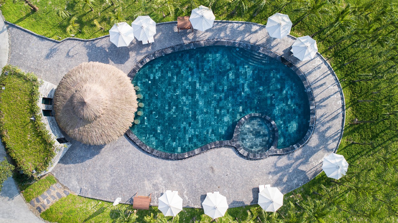 tầm nhìn từ trên cao của hồ bơi ngoài trời trong Alba Wellness Resort