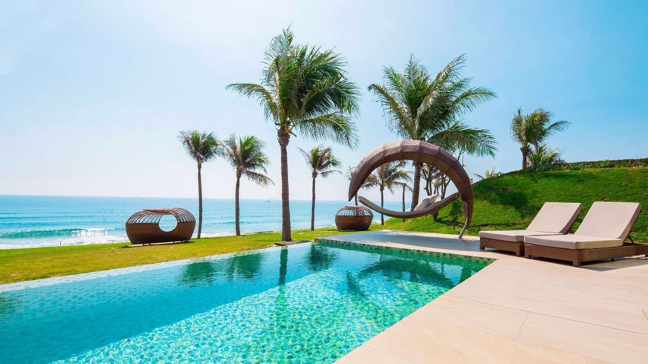 Hồ bơi nhìn ra biển trong fusion resort cam ranh