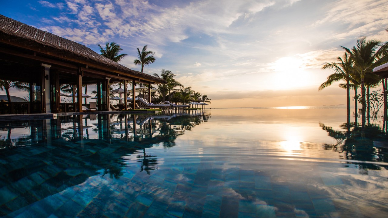 A beautiful resort with a pool looks like a mirror reflecting the sky; image used for HSBC Vietnam debit card privilege club page