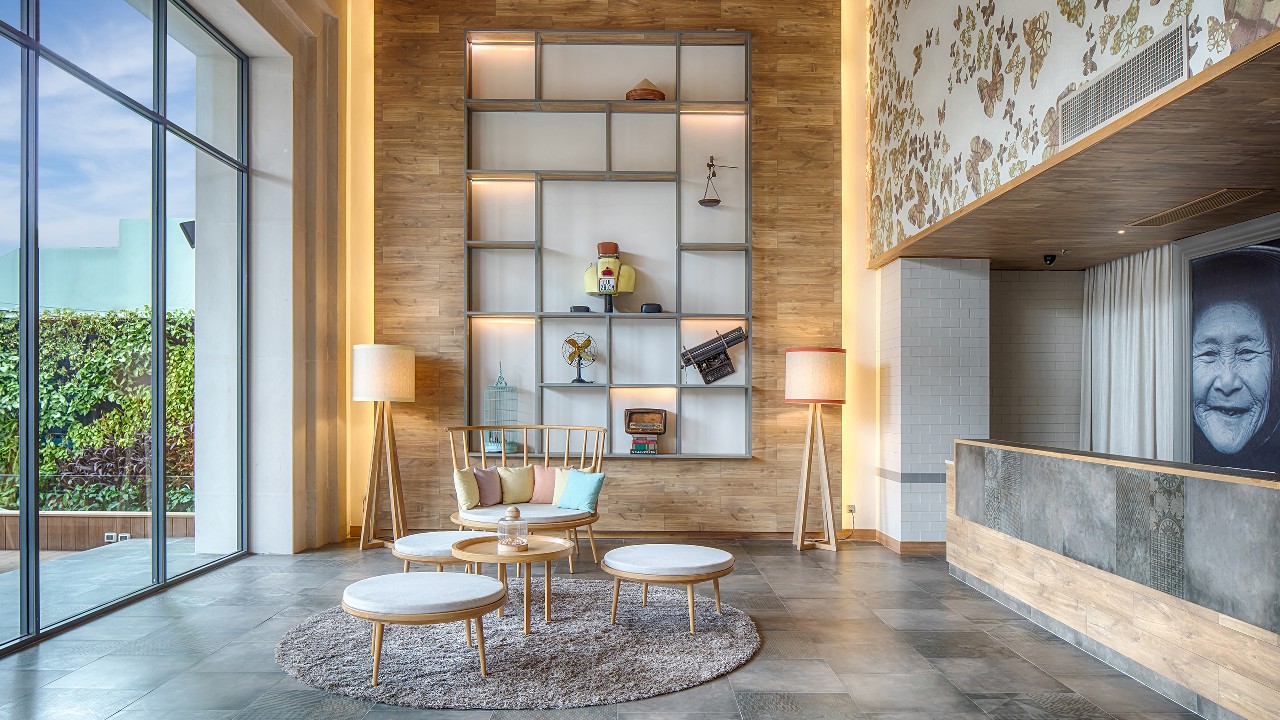 phòng khách với nội thất gỗ của fusion suites Sài Gòn